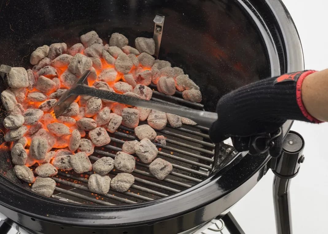 Brykiet czy węgiel drzewny - który wybór zapewni lepsze grillowanie?